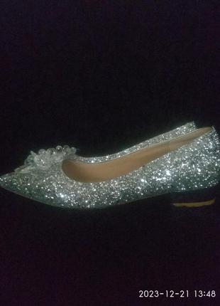 Нарядні туфлі-човники,р.38.