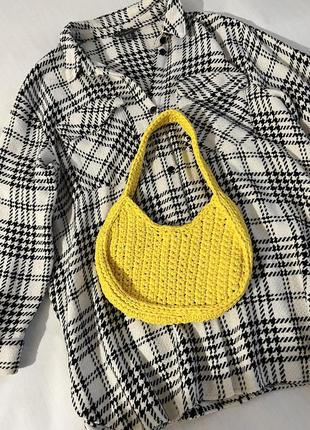 Сумка багет яскрава стильна трендова жовта сумочка на плече пів місяць полумецяц трикотажна вʼязана ручна робота базова