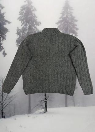 Шерстяной свитер с горлом серый в рубчик
