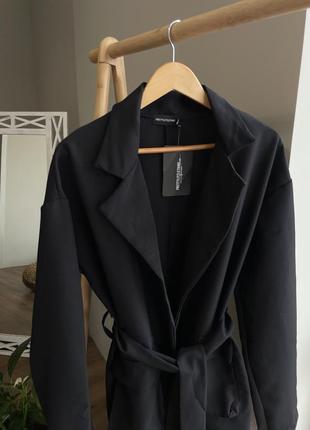 Пиджак черный с накладными карманами под пояс2 фото