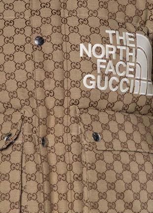 Жіноча тепла куртка пуховик колаборація the north face x gucci бежевий принт лого4 фото