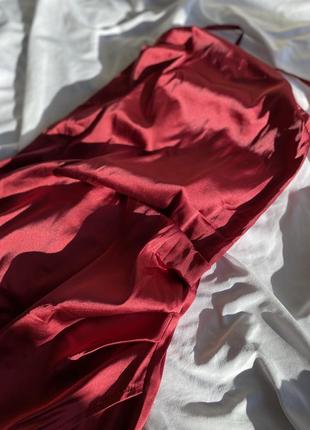 Красное вечернее коктельное платье в бельевом стиле под шелк с большим вырезом на ноге и открытой спиной3 фото