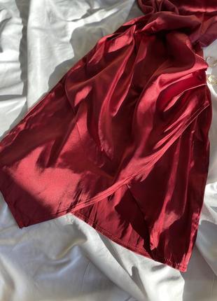 Красное вечернее коктельное платье в бельевом стиле под шелк с большим вырезом на ноге и открытой спиной4 фото