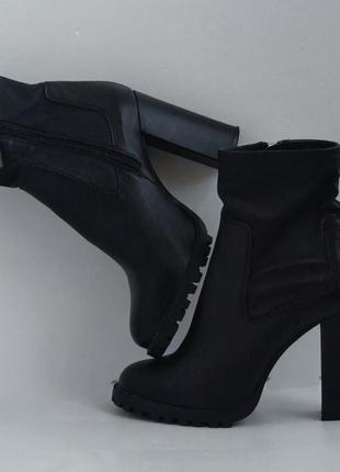Шкіряні черевики ботильйони zara чорного кольору на підборах2 фото