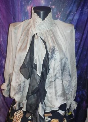 Шелковая блузка zara с принтом перьев и жебо