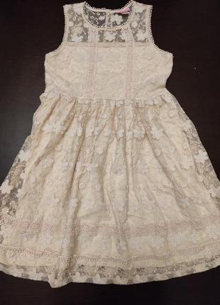 Шикарна ошатна сукня з вишивкою lc waikiki на 9-10 лет