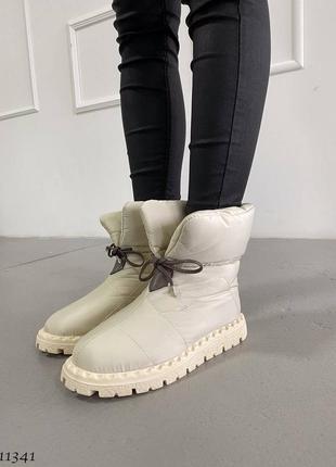 Светло бежевые зимние стеганные трендовые дутики дутые ботинки с разрезом подворотами подворотом зима беж айвори