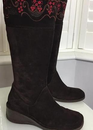 Замшевые сапоги с вышивкой clarks 39 размер