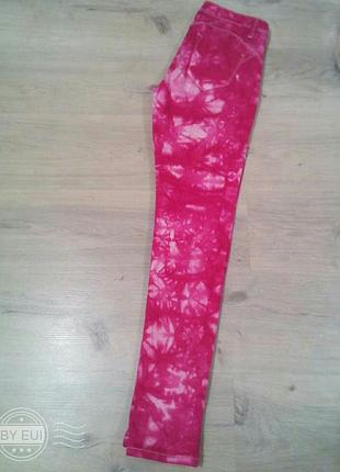 Стильные женские джинсы. розовые джинсы.