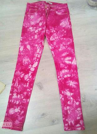 Стильные женские джинсы. розовые джинсы.