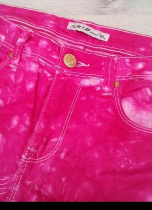 Стильные женские джинсы. розовые джинсы.