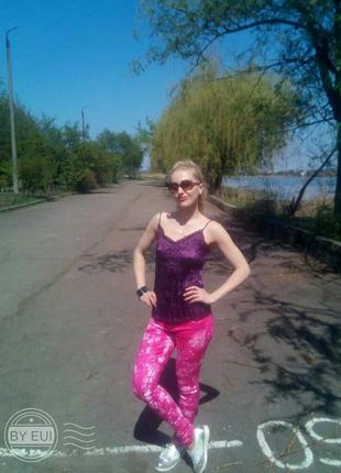 Стильные женские джинсы. розовые джинсы.