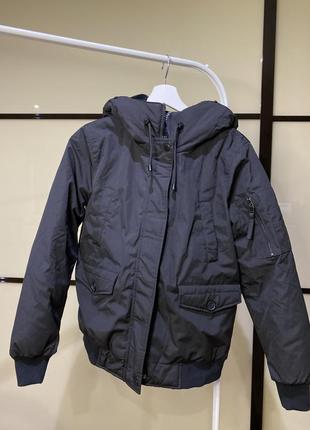 Тепла зимова куртка з противітряним захистом та водовідштовхувнням
