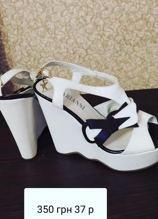 Стильні босоніжки