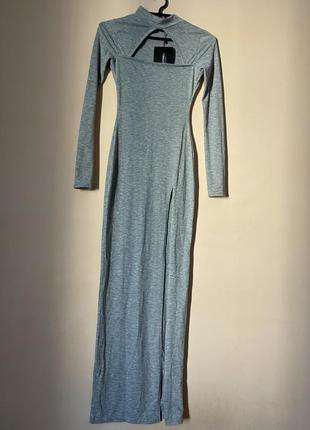 Сіра сукня міді, з дуже високим вирізом по ніжці