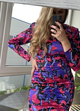 Платье сборка на бедрах, цветное параллельные плечики3 фото