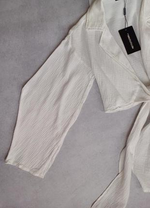 Белая хлопковая укороченная рубашка на запах с длинными широкими рукавами7 фото