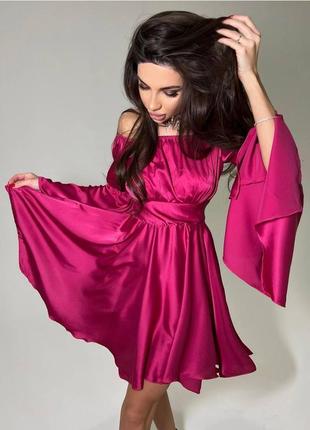 Короткое атласное платье с длинными клеш рукавами открытыми плечами приталенное с обильной юбкой платье розовое синие черная бежевая красная мини10 фото