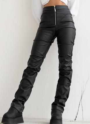 Черные кожаные брюки с защипами облегающие брюки экокожа3 фото