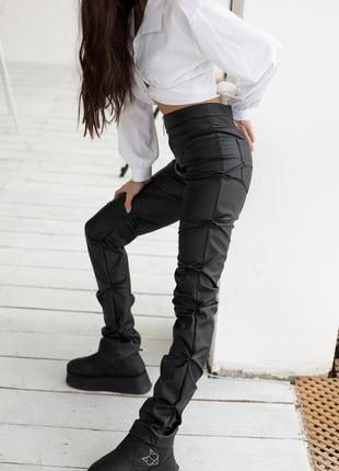 Черные кожаные брюки с защипами облегающие брюки экокожа8 фото