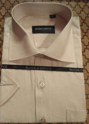 Бежева теніска з візерунками