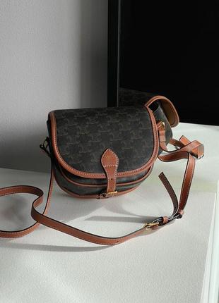 Женская сумка celine medium folco bag in triomphe canvas and calfskin tan3 фото