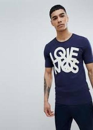 Чоловіча футболка бренду moschino.