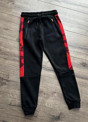 Спортивні штани.