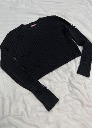 Черный свитер с дирками