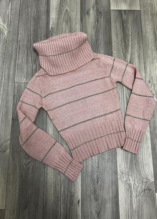 Теплый укороченный шерстяной свитер с большим воротником