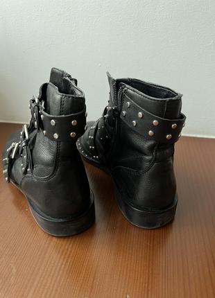 Ботинки с закльобками, кожаные stradivarius1 фото