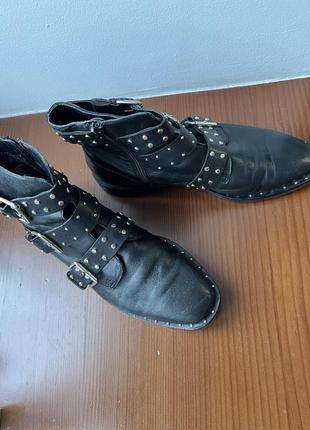 Ботинки с закльобками, кожаные stradivarius3 фото