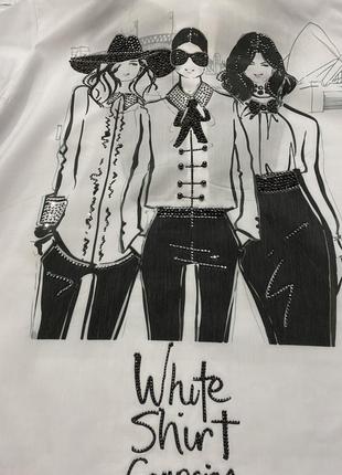 Стильная белая рубашка с чёрным принтом на спине4 фото