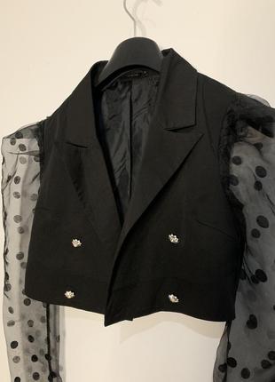 Черный укороченный пиджак с объемными рукавами4 фото