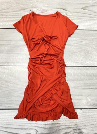 Красное яркое платье с завязками впереди открытый бюст платья короткое с рюшами тренд y2k