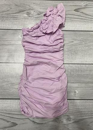 Интересное изящное платье фиолетового лилового цвета на одно плечо тренд y2k1 фото