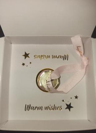 Куля золотою прикрасою на ялинку в подарунковому пакованні. mary kissmass. mary kay2 фото