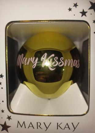 Куля золотою прикрасою на ялинку в подарунковому пакованні. mary kissmass. mary kay