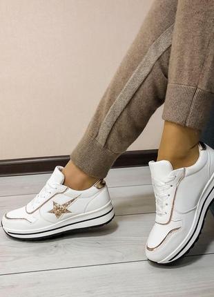 Білі жіночі кросівки з екошкіри із зіркою на невисокій підошві, кросовки1 фото