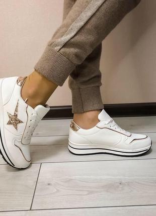 Білі жіночі кросівки з екошкіри із зіркою на невисокій підошві, кросовки4 фото