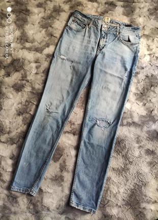 Выбеленные голубые джинсы бойфренды с фабричными рваностями