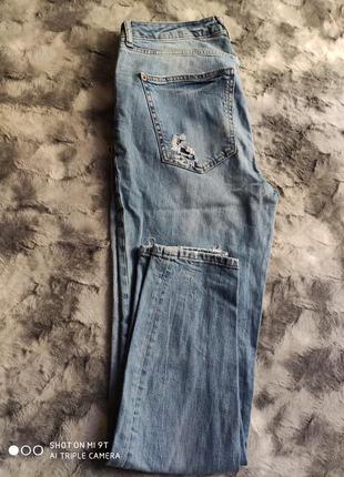 Выбеленные голубые джинсы бойфренды с фабричными рваностями3 фото