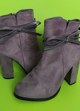 Сірі ботильйони на стійкому підборі, 4/37