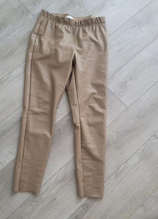 Базовые бежевые брюки из эко кожи2 фото