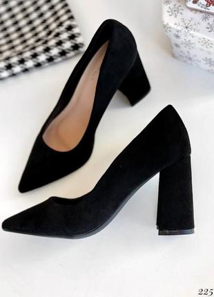 Женские черные замшевые туфли на квадратных каблуках7 фото