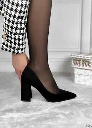 Женские черные замшевые туфли на квадратных каблуках5 фото
