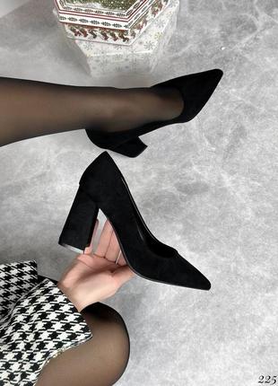 Женские черные замшевые туфли на квадратных каблуках6 фото