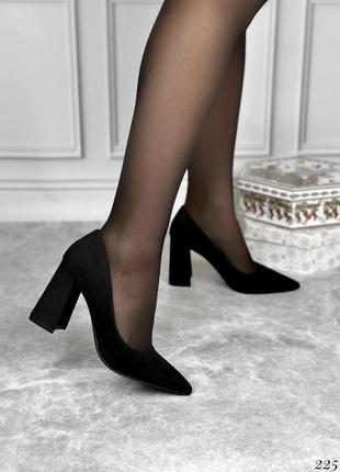 Женские черные замшевые туфли на квадратных каблуках9 фото