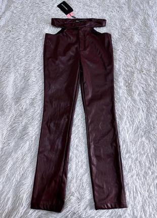 Оригинальные кожаные брюки prettylittlething с вырезами9 фото