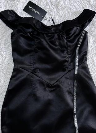 Черное атласное платье prettylittlething со спущенными плечиками5 фото
